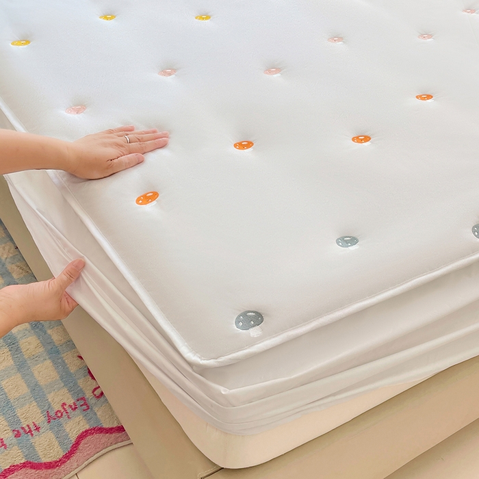 91家纺网 家纺一手货源 找家纺 梦舒羽 2025新款水洗棉刺绣夹棉床笠床笠防滑床罩床垫保护套榻榻米宿舍三件套 蘑菇屋-本白色