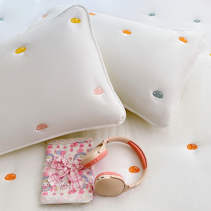 91家纺网 家纺一手货源 找家纺 梦舒羽 2025新款水洗棉刺绣夹棉床笠床笠防滑床罩床垫保护套榻榻米宿舍三件套 蘑菇屋-本白色