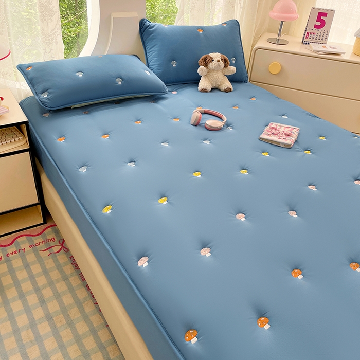 91家纺网 家纺一手货源 找家纺 梦舒羽 2025新款水洗棉刺绣夹棉床笠床笠防滑床罩床垫保护套榻榻米宿舍三件套 蘑菇屋-藏青蓝