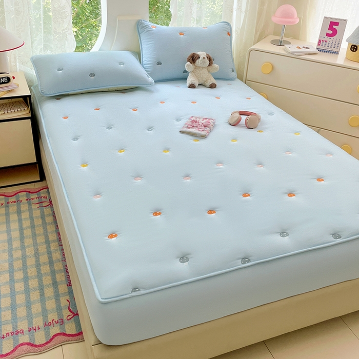 91家纺网 家纺一手货源 找家纺 梦舒羽 2025新款水洗棉刺绣夹棉床笠床笠防滑床罩床垫保护套榻榻米宿舍三件套 蘑菇屋-星空蓝