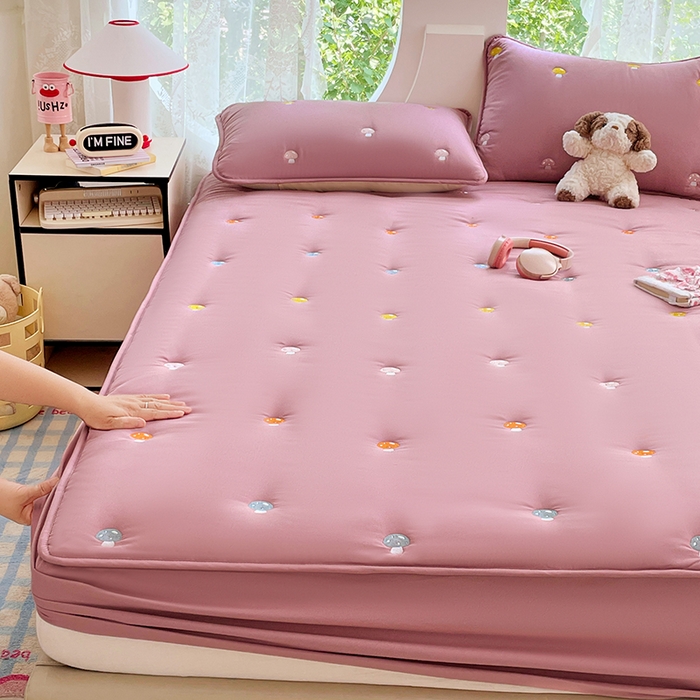 91家纺网 家纺一手货源 找家纺 梦舒羽 2025新款水洗棉刺绣夹棉床笠床笠防滑床罩床垫保护套榻榻米宿舍三件套 蘑菇屋-玫瑰红