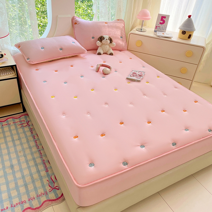 91家纺网 家纺一手货源 找家纺 梦舒羽 2025新款水洗棉刺绣夹棉床笠床笠防滑床罩床垫保护套榻榻米宿舍三件套 蘑菇屋-凝香粉