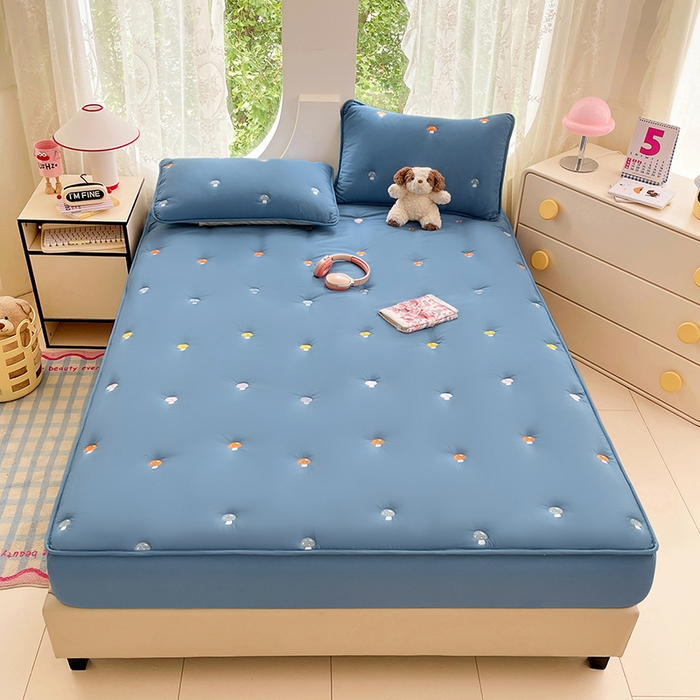 91家纺网 家纺一手货源 找家纺 梦舒羽 2025新款水洗棉刺绣夹棉床笠床笠防滑床罩床垫保护套榻榻米宿舍三件套 蘑菇屋-藏青蓝