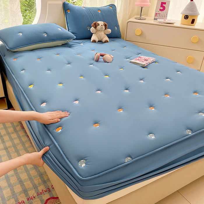 91家纺网 家纺一手货源 找家纺 梦舒羽 2025新款水洗棉刺绣夹棉床笠床笠防滑床罩床垫保护套榻榻米宿舍三件套 蘑菇屋-藏青蓝