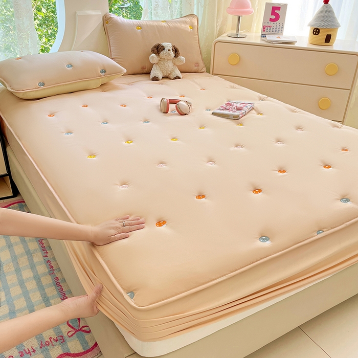 91家纺网 家纺一手货源 找家纺 梦舒羽 2025新款水洗棉刺绣夹棉床笠床笠防滑床罩床垫保护套榻榻米宿舍三件套 蘑菇屋-奶茶咖