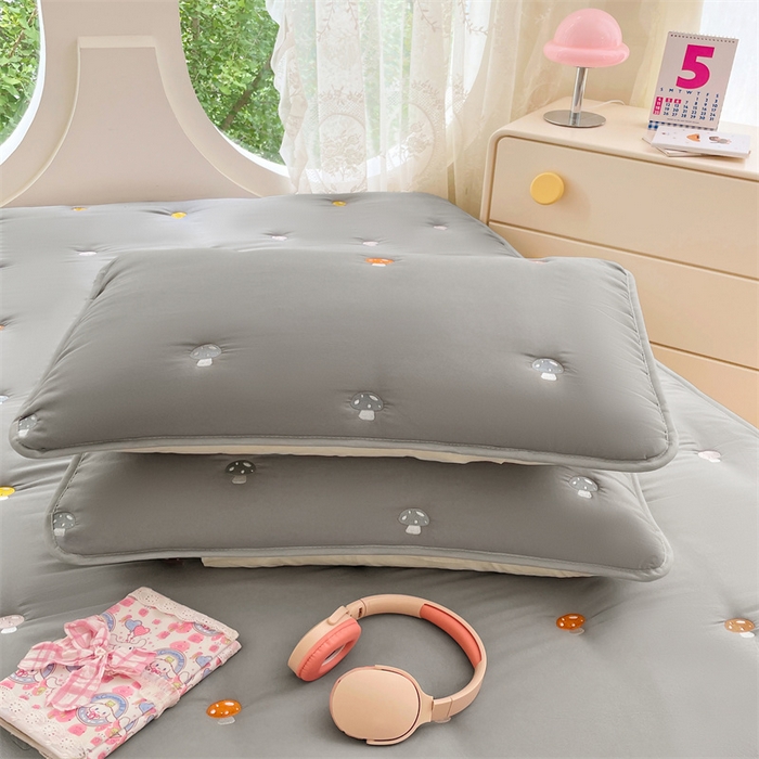 91家纺网 家纺一手货源 找家纺 梦舒羽 2025新款水洗棉刺绣夹棉枕套加厚宿舍学生枕头套枕芯套 蘑菇屋-高级灰