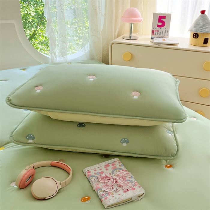 91家纺网 家纺一手货源 找家纺 梦舒羽 2025新款水洗棉刺绣夹棉枕套加厚宿舍学生枕头套枕芯套 蘑菇屋-苹果绿