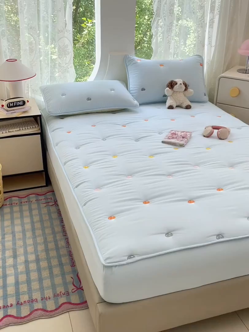 91家纺网 家纺一手货源 找家纺 梦舒羽 2025新款水洗棉刺绣夹棉床笠床笠防滑床罩床垫保护套榻榻米宿舍三件套 蘑菇屋-星空蓝