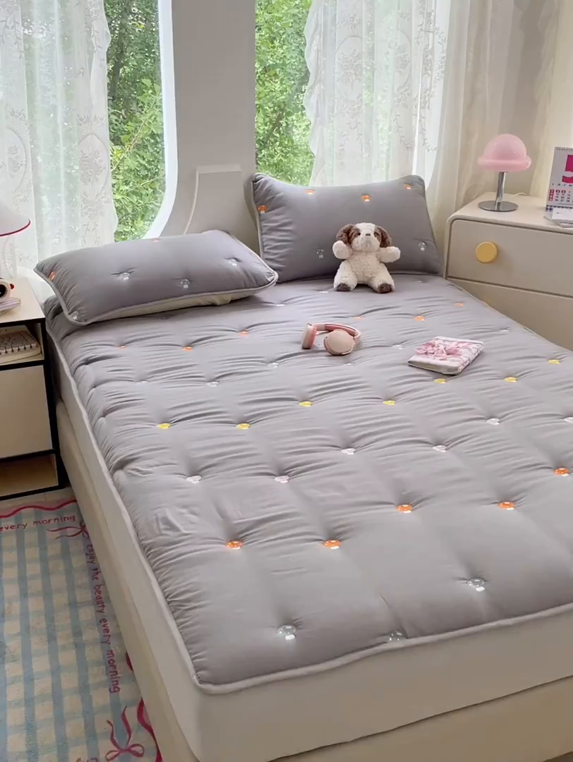 91家纺网 家纺一手货源 找家纺 梦舒羽 2025新款水洗棉刺绣夹棉床笠床笠防滑床罩床垫保护套榻榻米宿舍三件套 蘑菇屋-高级灰