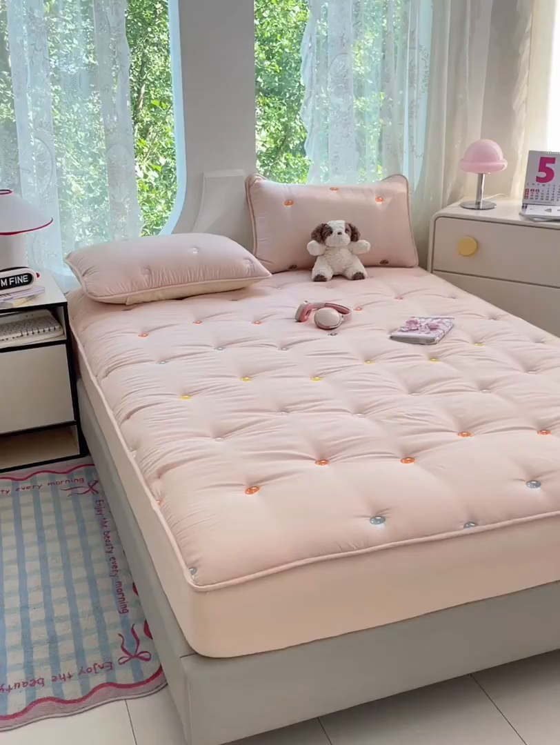 91家纺网 家纺一手货源 找家纺 梦舒羽 2025新款水洗棉刺绣夹棉床笠床笠防滑床罩床垫保护套榻榻米宿舍三件套 蘑菇屋-奶茶咖