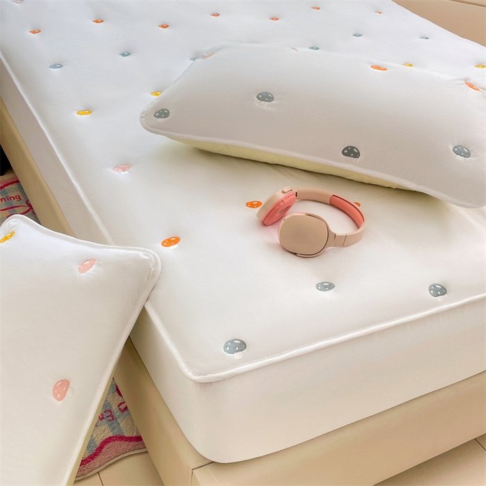 91家纺网 家纺一手货源 找家纺 梦舒羽 2025新款水洗棉刺绣夹棉枕套加厚宿舍学生枕头套枕芯套 蘑菇屋-本白色