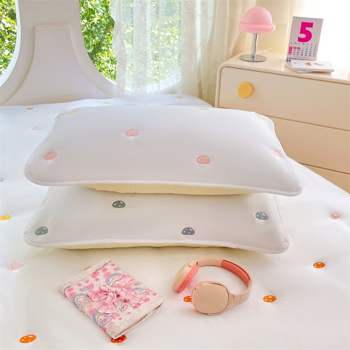 91家纺网 家纺一手货源 找家纺 梦舒羽 2025新款水洗棉刺绣夹棉枕套加厚宿舍学生枕头套枕芯套 蘑菇屋-本白色