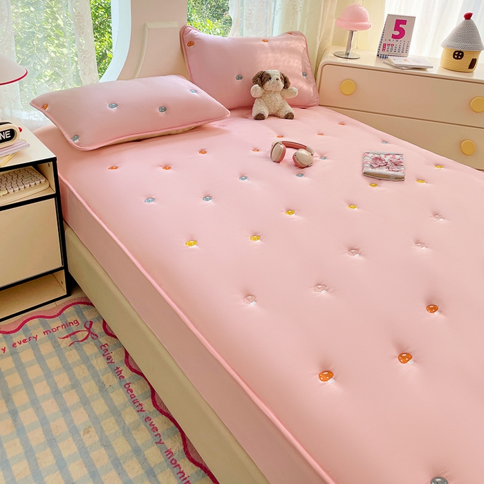 91家纺网 家纺一手货源 找家纺 （总）梦舒羽 2025新款水洗棉刺绣夹棉床笠床笠防滑床罩床垫保护套榻榻米宿舍三件套