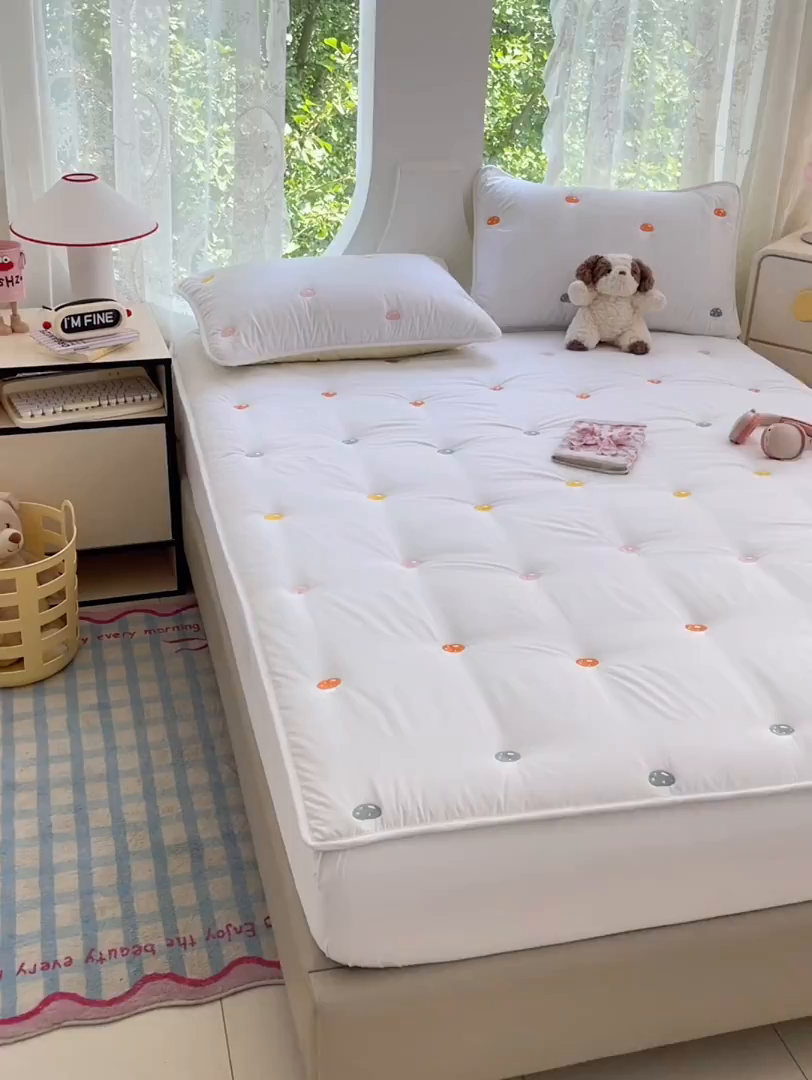 91家纺网 家纺一手货源 找家纺 梦舒羽 2025新款水洗棉刺绣双人夹棉枕套加厚学生情侣1.5m枕头套1.8米枕芯套 蘑菇屋-本白色