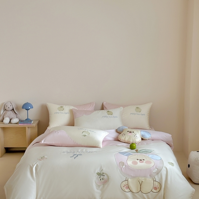 91家纺网 家纺一手货源 找家纺 紫桐 Lila lndus2025新款绣花款四件套-苹果狗 白拼粉