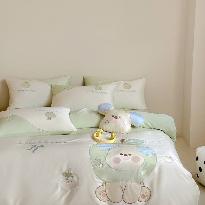 91家纺网 家纺一手货源 找家纺 紫桐 Lila lndus2025新款绣花款四件套-苹果狗 白拼绿