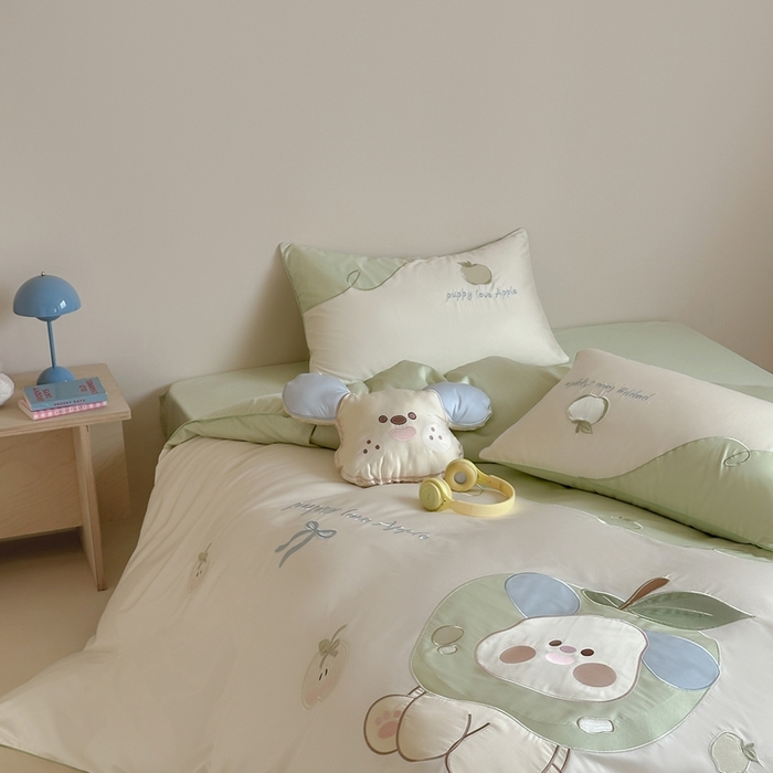 91家纺网 家纺一手货源 找家纺 紫桐 Lila lndus2025新款绣花款四件套-苹果狗 白拼绿