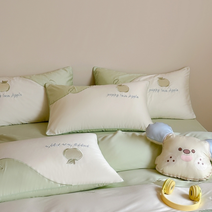 91家纺网 家纺一手货源 找家纺 紫桐 Lila lndus2025新款绣花款四件套-苹果狗 白拼绿