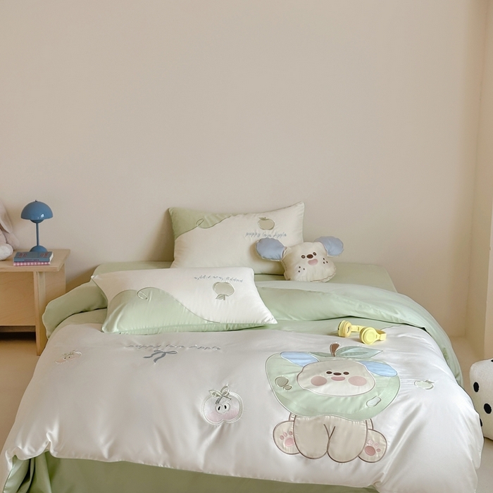 91家纺网 家纺一手货源 找家纺 紫桐 Lila lndus2025新款绣花款四件套-苹果狗 白拼绿