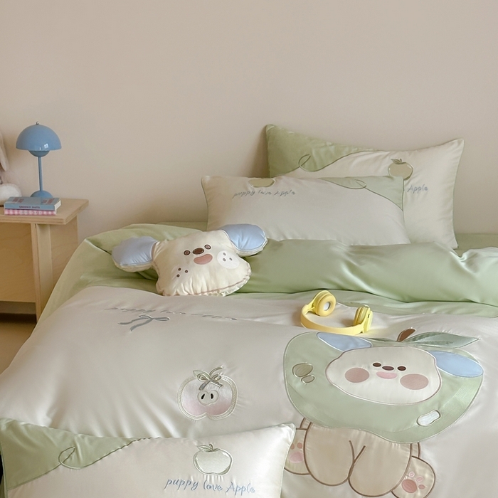 91家纺网 家纺一手货源 找家纺 紫桐 Lila lndus2025新款绣花款四件套-苹果狗 白拼绿