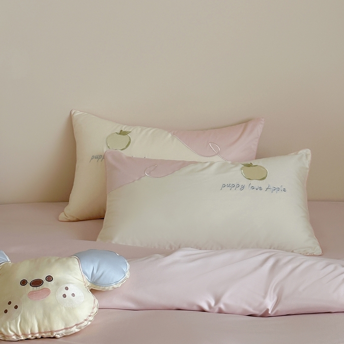 91家纺网 家纺一手货源 找家纺 紫桐 Lila lndus2025新款绣花款四件套-苹果狗 白拼粉