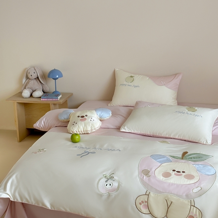 91家纺网 家纺一手货源 找家纺 紫桐 Lila lndus2025新款绣花款四件套-苹果狗 白拼粉