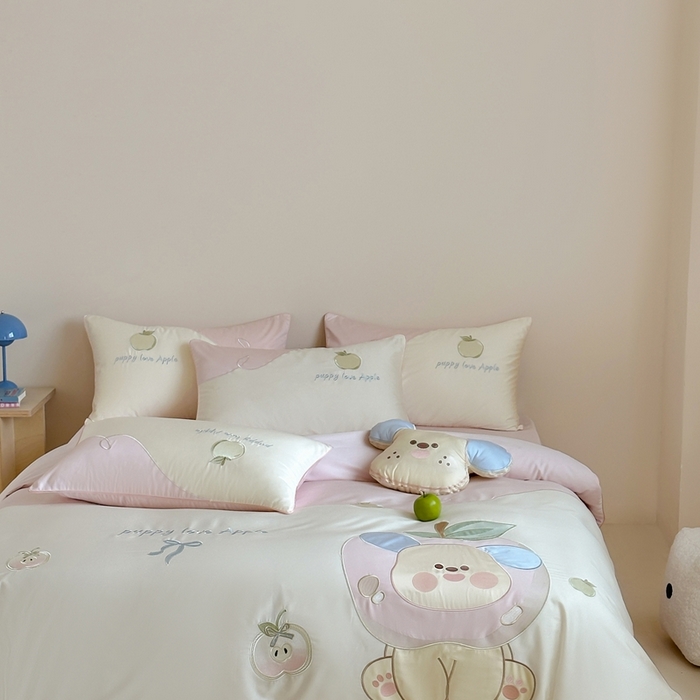 91家纺网 家纺一手货源 找家纺 紫桐 Lila lndus2025新款绣花款四件套-苹果狗 白拼粉