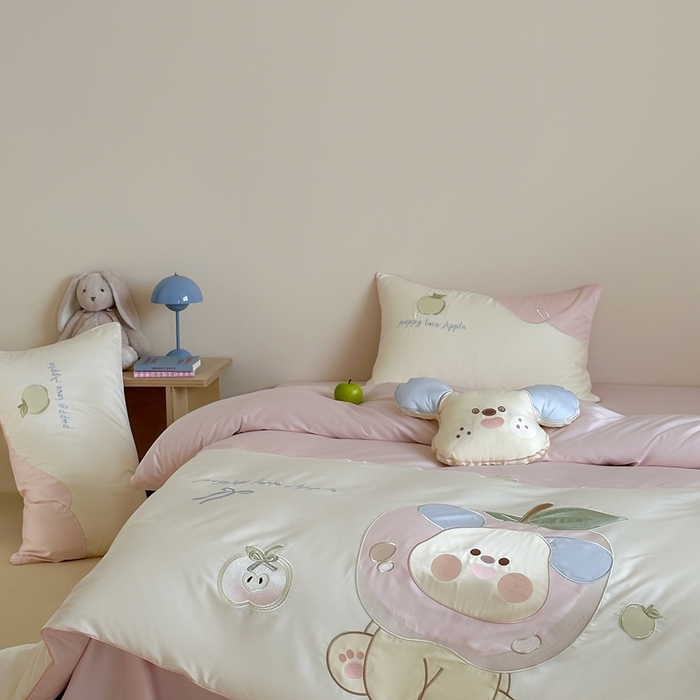 91家纺网 家纺一手货源 找家纺 紫桐 Lila lndus2025新款绣花款四件套-苹果狗 白拼粉