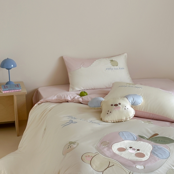 91家纺网 家纺一手货源 找家纺 紫桐 Lila lndus2025新款绣花款四件套-苹果狗 白拼粉