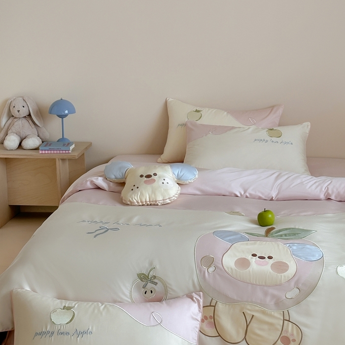 91家纺网 家纺一手货源 找家纺 紫桐 Lila lndus2025新款绣花款四件套-苹果狗 白拼粉