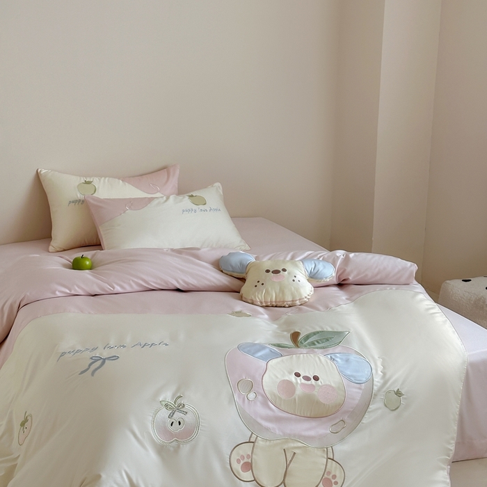 91家纺网 家纺一手货源 找家纺 紫桐 Lila lndus2025新款绣花款四件套-苹果狗 白拼粉