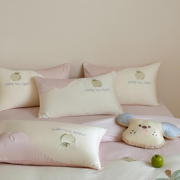 91家纺网 家纺一手货源 找家纺 紫桐 Lila lndus2025新款绣花款四件套-苹果狗 白拼粉