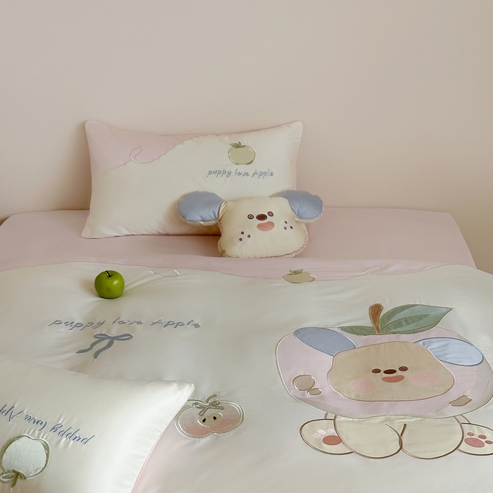 91家纺网 家纺一手货源 找家纺 紫桐 Lila lndus2025新款绣花款四件套-苹果狗 白拼粉