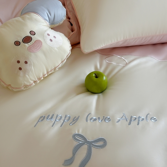 91家纺网 家纺一手货源 找家纺 紫桐 Lila lndus2025新款绣花款四件套-苹果狗 白拼粉