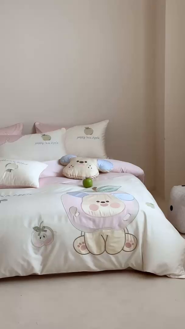 91家纺网 家纺一手货源 找家纺 紫桐 Lila lndus2025新款绣花款四件套-苹果狗 白拼粉