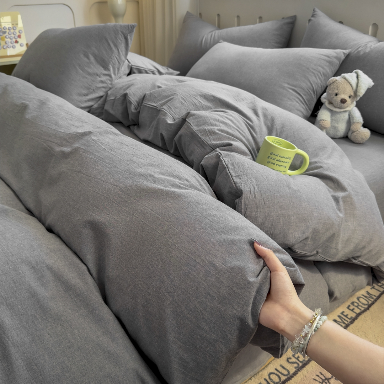 91家纺网 家纺一手货源 找家纺 晚依家纺 2025新款A类全棉色织水洗棉四件套纯棉格子纯色被套学生宿舍三件套定制定做 纯色-烟灰