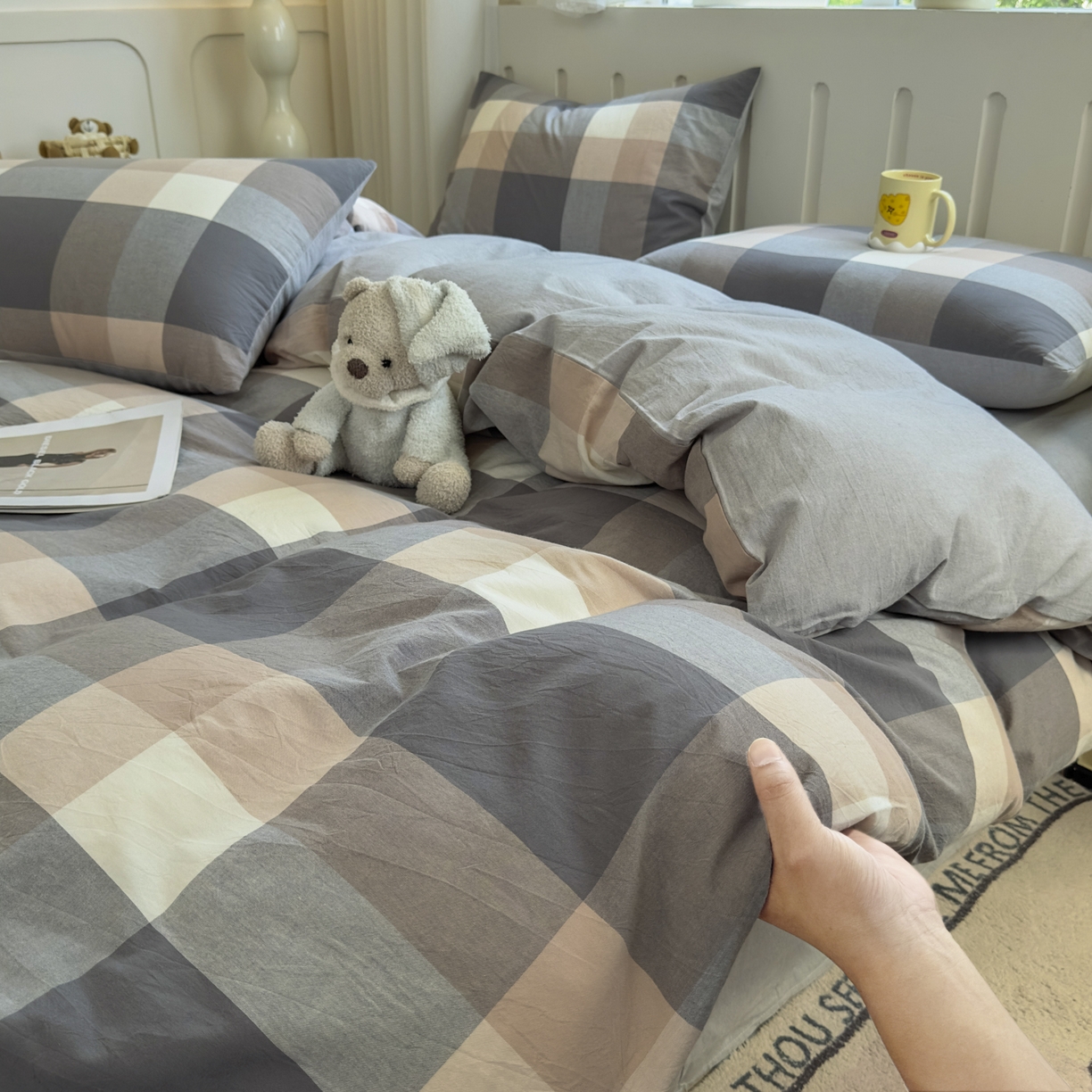 91家纺网 家纺一手货源 找家纺 晚依家纺 2025新款A类全棉色织水洗棉四件套纯棉格子纯色被套学生宿舍三件套定制定做 洛伊-灰咖大格