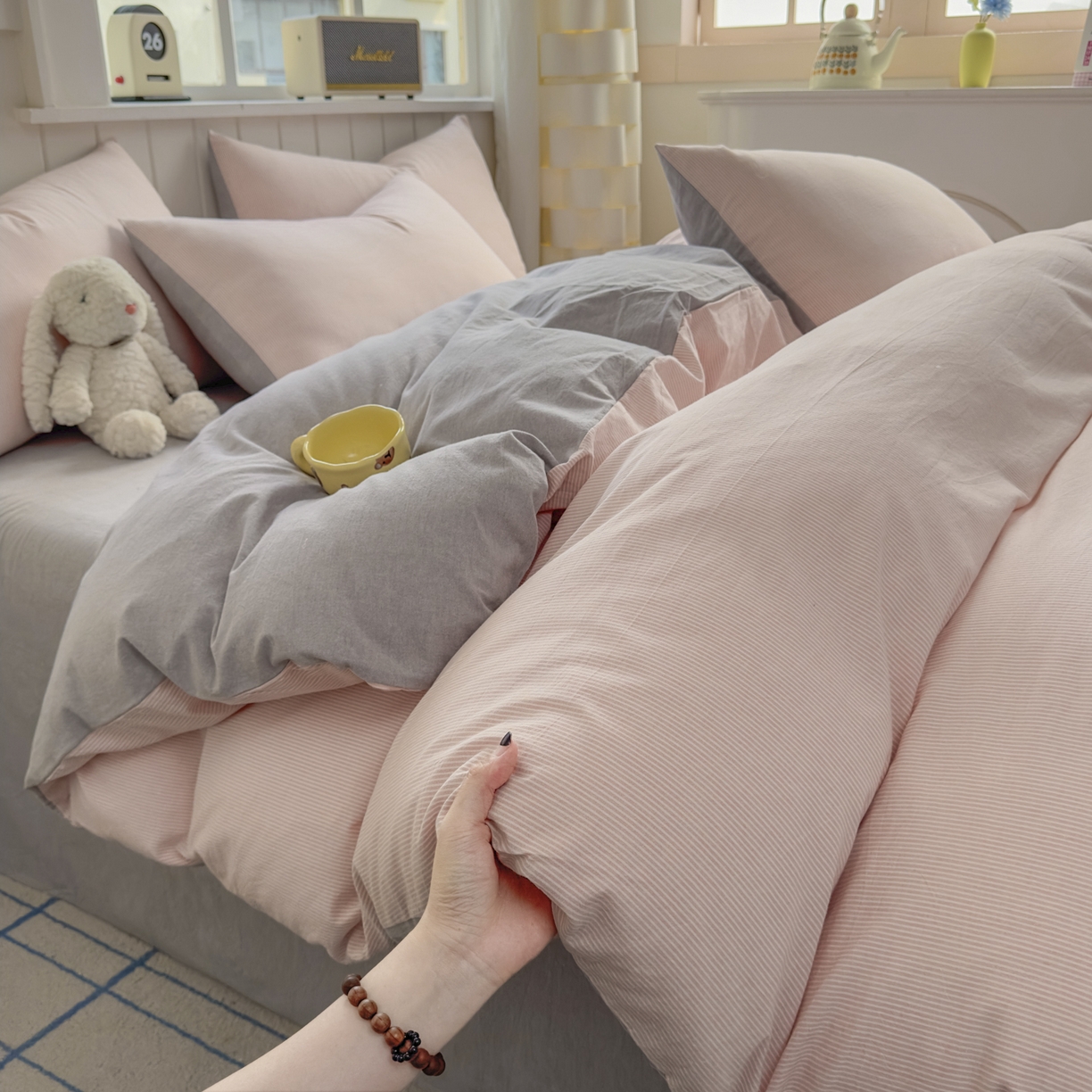 91家纺网 家纺一手货源 找家纺 晚依家纺 2025新款A类全棉色织水洗棉四件套纯棉格子纯色被套学生宿舍三件套定制定做 密条-粉灰