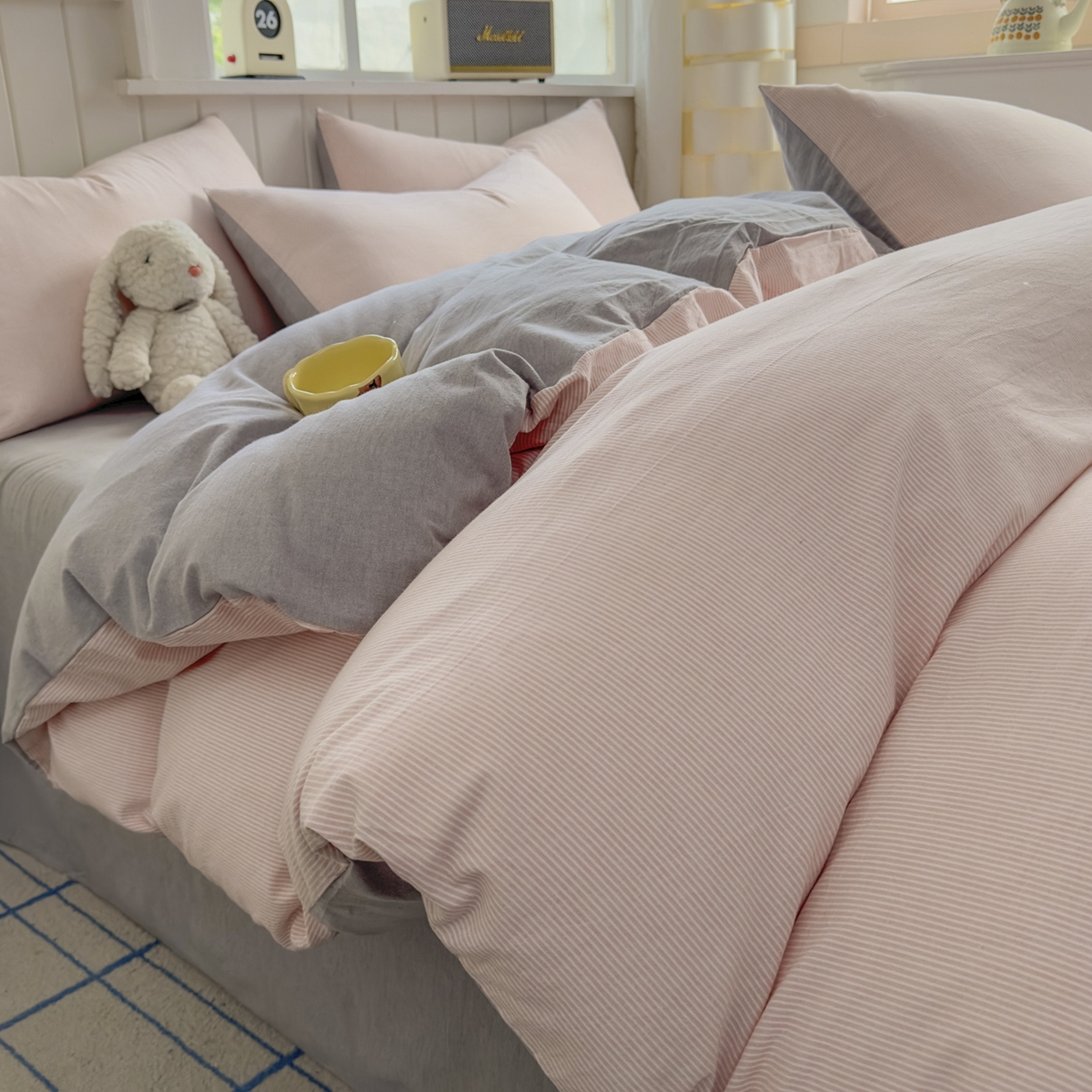 91家纺网 家纺一手货源 找家纺 晚依家纺 2025新款A类全棉色织水洗棉四件套纯棉格子纯色被套学生宿舍三件套定制定做 密条-粉灰