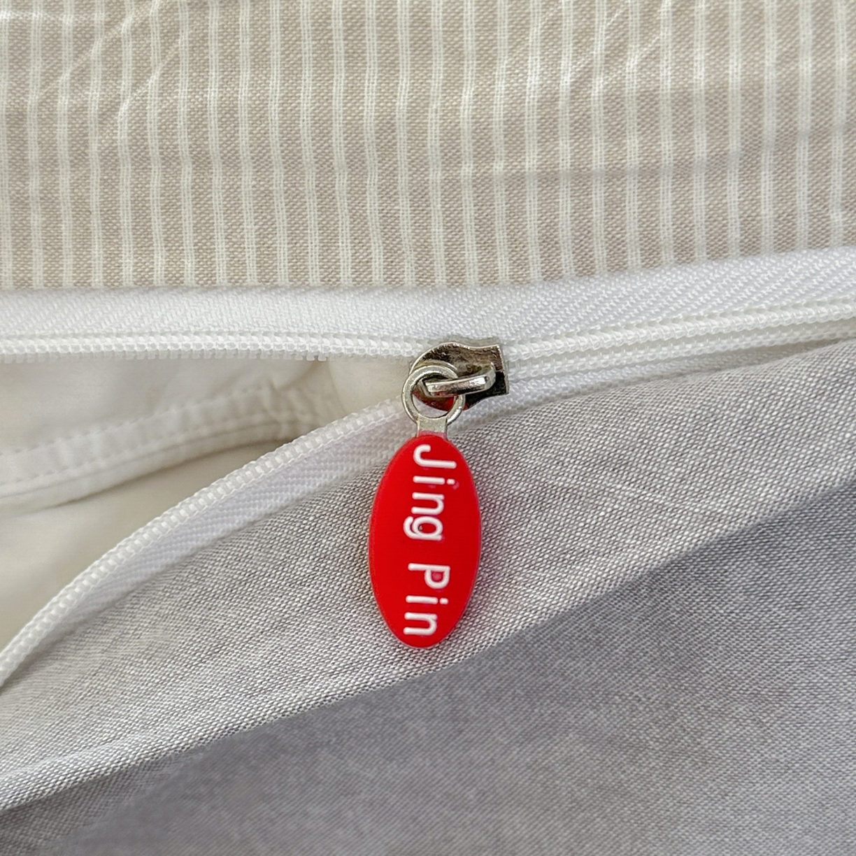 91家纺网 家纺一手货源 找家纺 晚依家纺 2025新款A类全棉色织水洗棉四件套纯棉格子纯色被套学生宿舍三件套定制定做 密条-米灰