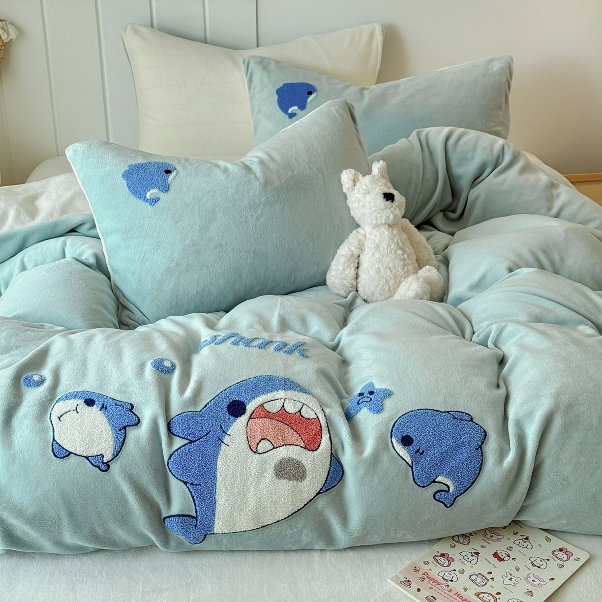 91家纺网 家纺一手货源 找家纺 莱凯家纺 2025新款毛巾绣牛奶绒四件套 鲨鱼宝宝