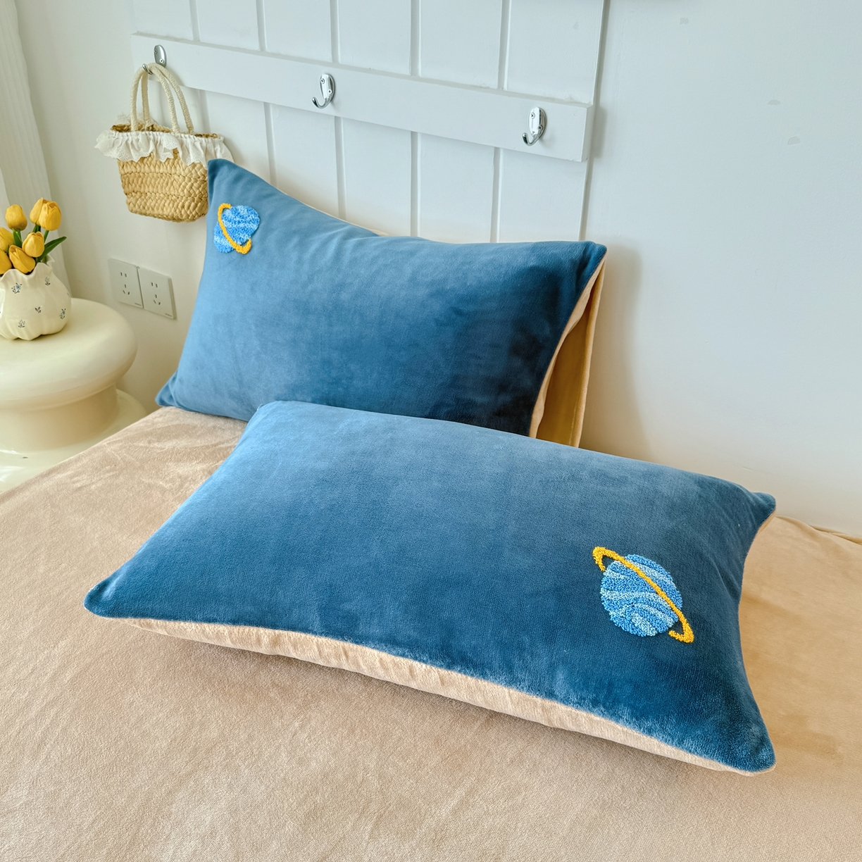 91家纺网 家纺一手货源 找家纺 莱凯家纺 2025新款毛巾绣牛奶绒四件套 遨游太空