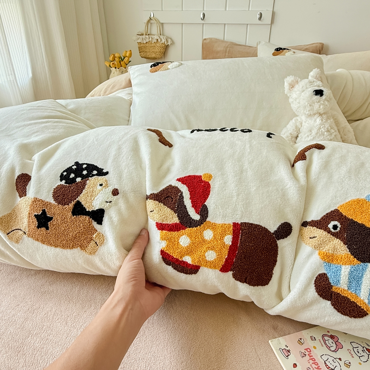 91家纺网 家纺一手货源 找家纺 莱凯家纺 2025新款毛巾绣牛奶绒四件套 腊肠萌犬