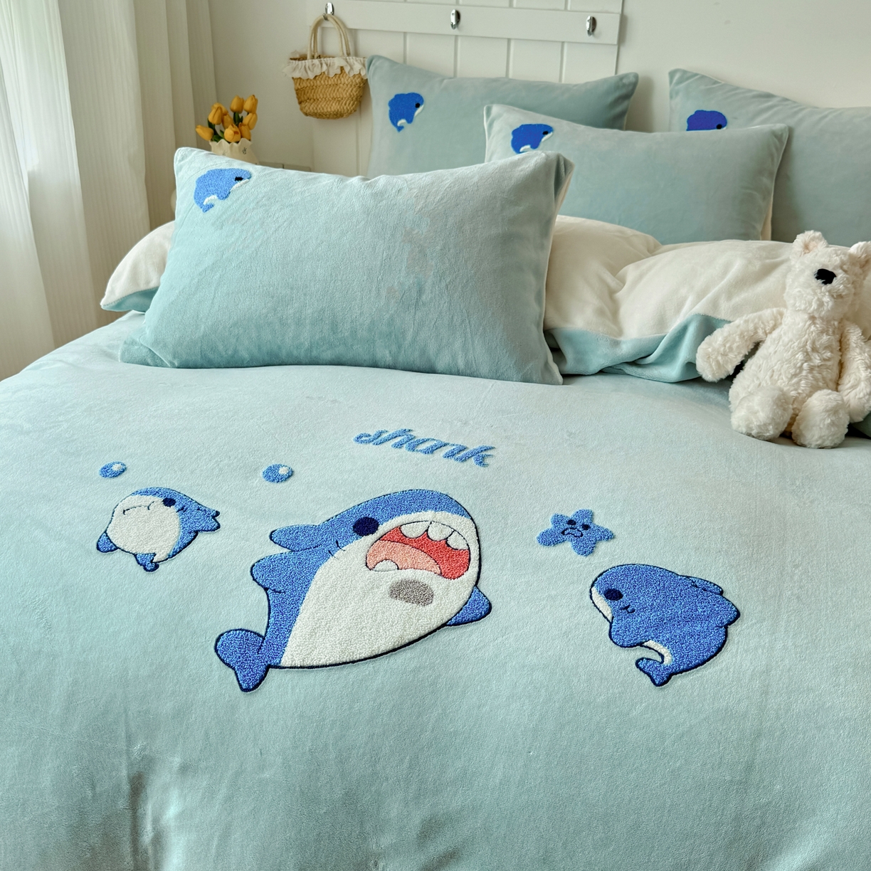 91家纺网 家纺一手货源 找家纺 莱凯家纺 2025新款毛巾绣牛奶绒四件套 鲨鱼宝宝