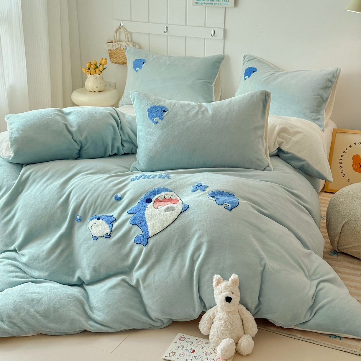 91家纺网 家纺一手货源 找家纺 莱凯家纺 2025新款毛巾绣牛奶绒四件套 鲨鱼宝宝