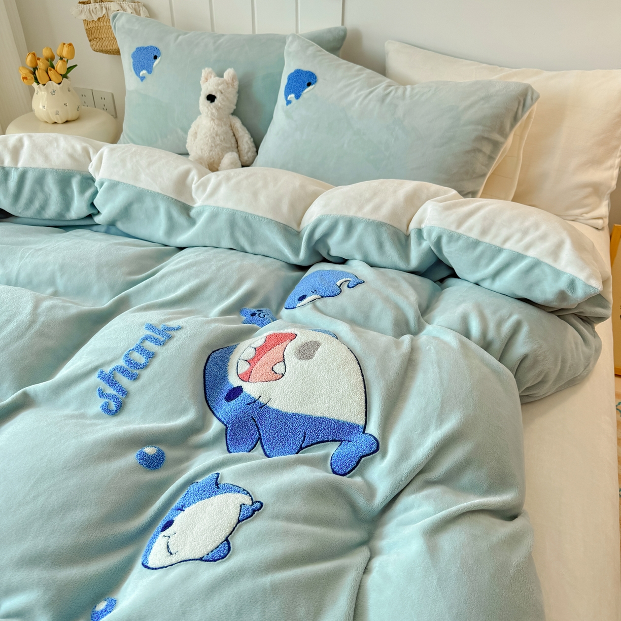 91家纺网 家纺一手货源 找家纺 莱凯家纺 2025新款毛巾绣牛奶绒四件套 鲨鱼宝宝