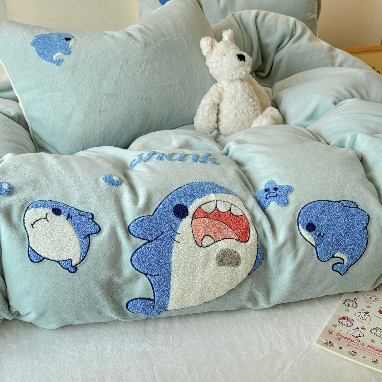 91家纺网 家纺一手货源 找家纺 莱凯家纺 2025新款毛巾绣牛奶绒四件套 鲨鱼宝宝