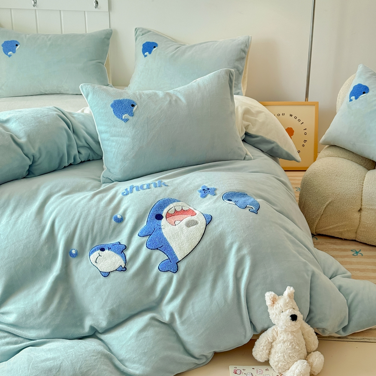 91家纺网 家纺一手货源 找家纺 莱凯家纺 2025新款毛巾绣牛奶绒四件套 鲨鱼宝宝