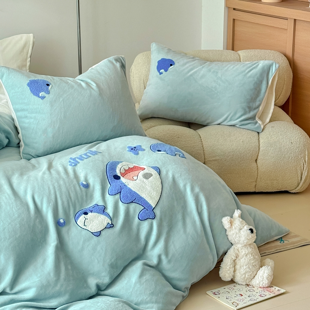 91家纺网 家纺一手货源 找家纺 莱凯家纺 2025新款毛巾绣牛奶绒四件套 鲨鱼宝宝