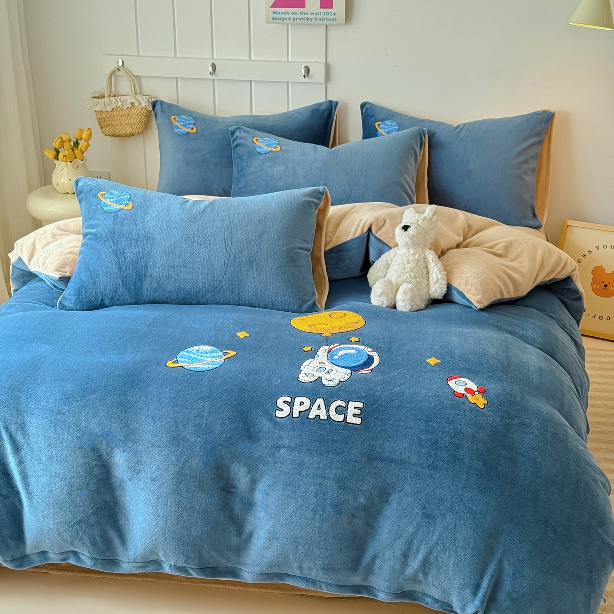 91家纺网 家纺一手货源 找家纺 莱凯家纺 2025新款毛巾绣牛奶绒四件套 遨游太空